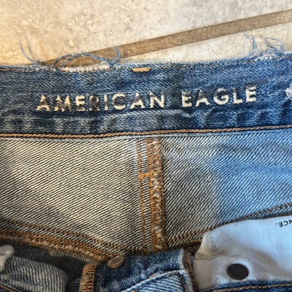 American Eagle 90s Boyfriend Destroyed Relaxed Crop Jeans 6 short - Picture 2 of 8